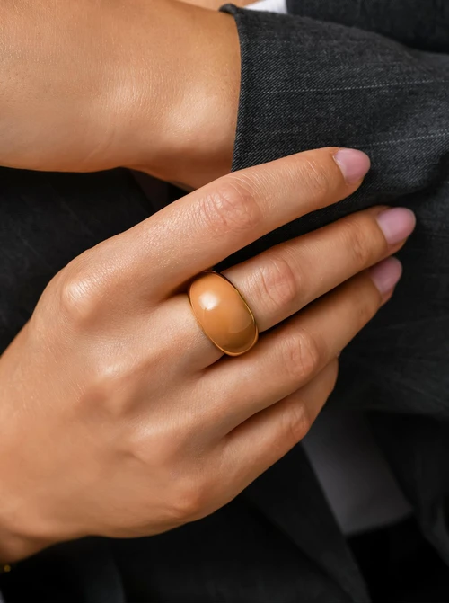 Pierścionek dmuchany z beżową emalią, stal pozłacana S410785Z15