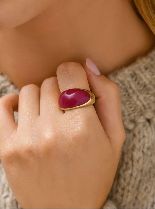 Pierścionek dmuchany z burgundową emalią, stal pozłacana S410784Z06