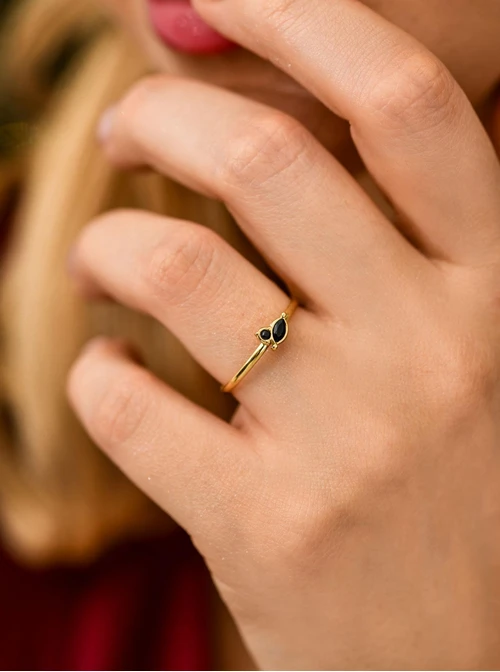 Pierścionek czarne kryształki, stal pozłacana S410658Z01