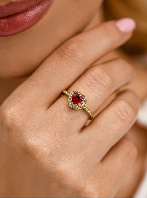 Pierścionek czerwony serduszko, kryształki, stal pozłacana S412471Z03