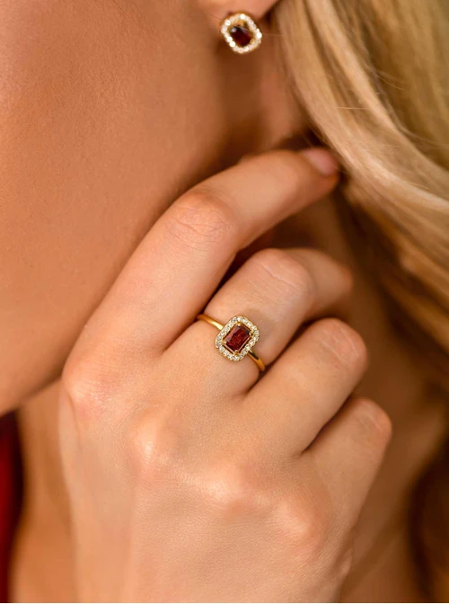 Pierścionek z czerwonym kryształkiem, stal pozłacana S411642Z03