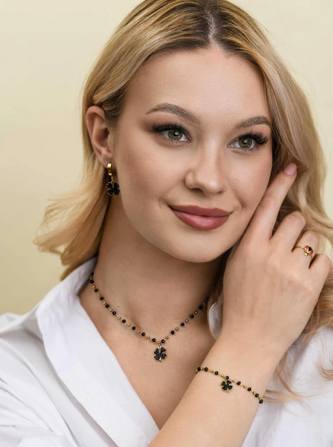Bransoletka koniczynka, czarne kryształki, stal pozłacana S112698Z01