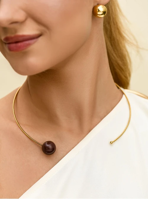 Naszyjnik sztywny, otwarty, brązowa kulka, stal pozłacana S312543Z13
