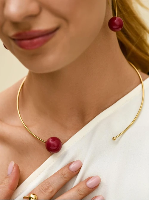 Naszyjnik sztywny, otwarty, czerwona kulka, stal pozłacana S312543Z03