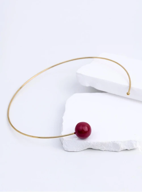 Naszyjnik sztywny, otwarty, czerwona kulka, stal pozłacana S312543Z03