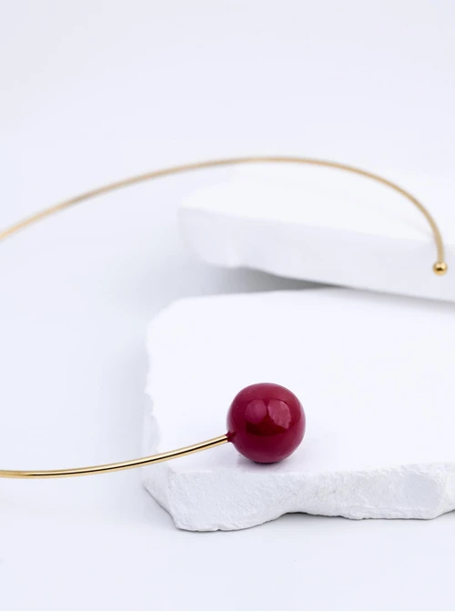 Naszyjnik sztywny, otwarty, czerwona kulka, stal pozłacana S312543Z03