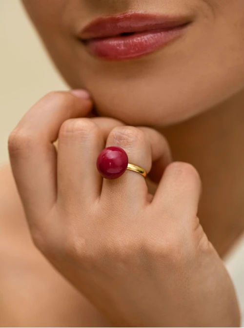 Pierścionek regulowany, bordowa kulka, stal pozłacana S412544Z03-0