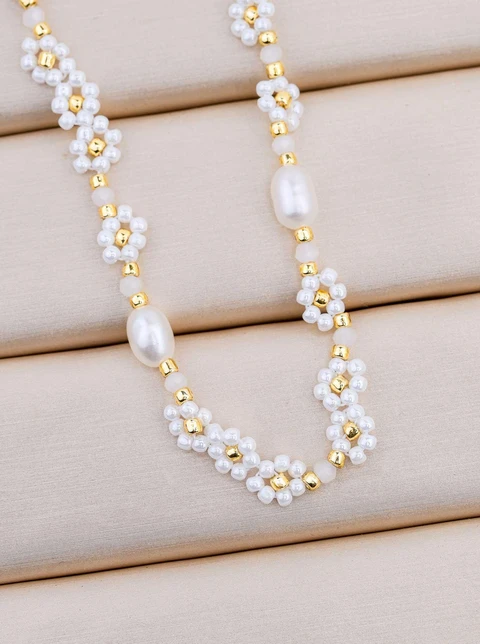 Naszyjnik białe kwiatuszki, perełki, stal pozłacana S312669Z02