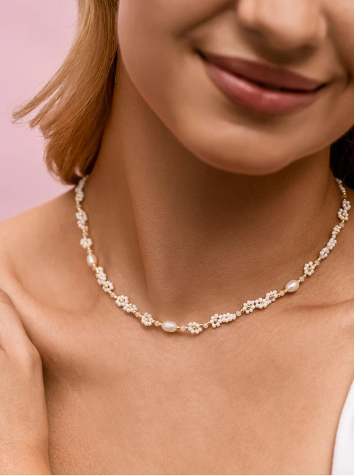 Naszyjnik białe kwiatuszki, perełki, stal pozłacana S312669Z02