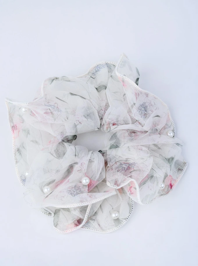 Gumka do włosów typu scrunchie - biała w drobny kwiatowy wzór z perełkami, O614309P00
