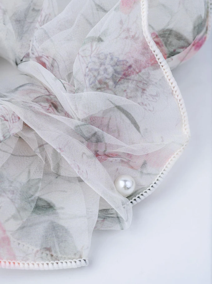Gumka do włosów typu scrunchie - biała w drobny kwiatowy wzór z perełkami, O614309P00
