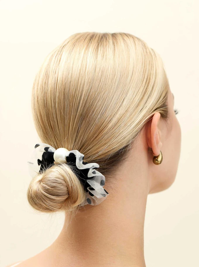 Gumka do włosów typu scrunchie - czarna w grochy z perłą, O614284P00