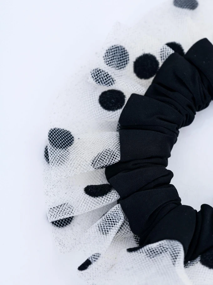 Gumka do włosów typu scrunchie - czarna w grochy z perłą, O614284P00