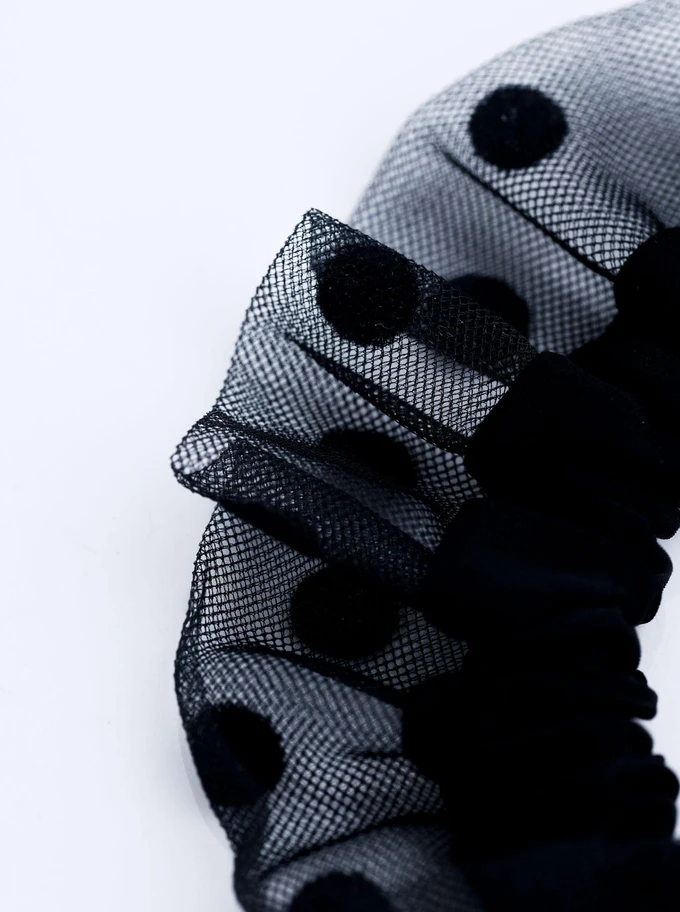 Gumka do włosów typu scrunchie - czarna w grochy z perłą, O614287P00