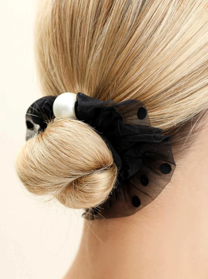 Gumka do włosów typu scrunchie - czarna w grochy z perłą, O614287P00