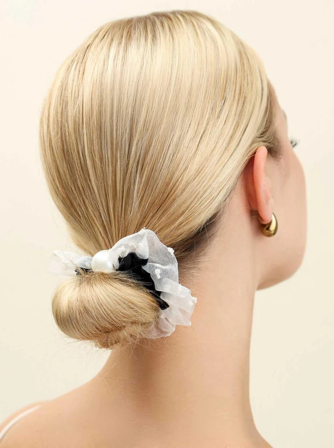 Gumka do włosów typu scrunchie - czarna z białym tiulem i perłą, O614286P00