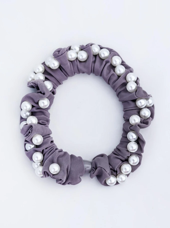 Gumka do włosów typu scrunchie - fioletowo-szara z perłami, O614289P00