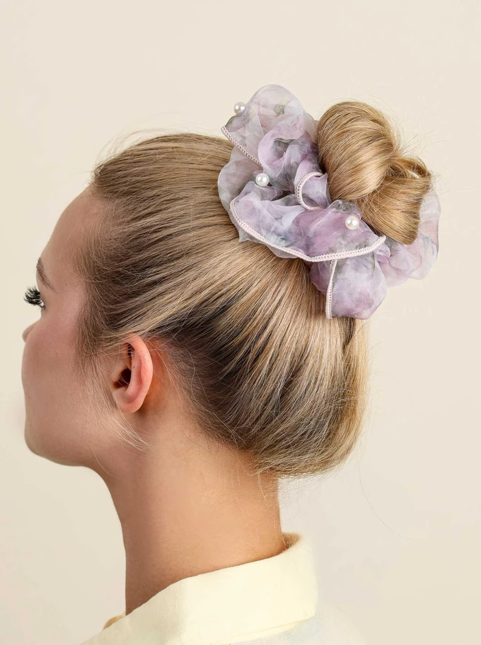 Gumka do włosów typu scrunchie - liliowa w kwiatowy wzór z perełkami, O614308P00