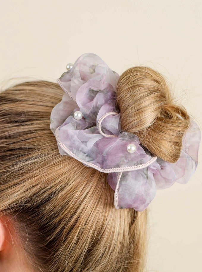 Gumka do włosów typu scrunchie - liliowa w kwiatowy wzór z perełkami, O614308P00