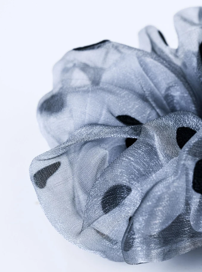 Gumka do włosów typu scrunchie - szara w czarne grochy, O614332P00