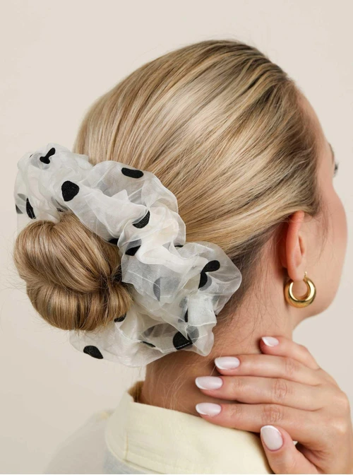 Gumka do włosów typu scrunchie - Biała w czarne grochy, O614333P00