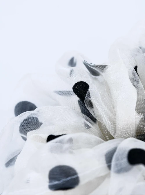 Gumka do włosów typu scrunchie - Biała w czarne grochy, O614333P00