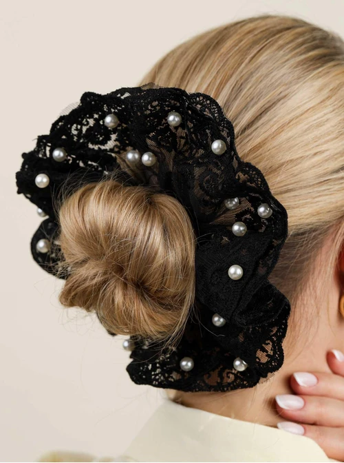 Gumka do włosów typu scrunchie - Czarna Koronka z Perełkami, O614334P00