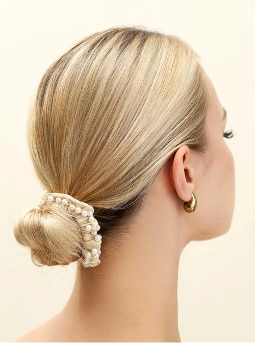 Gumka do włosów typu scrunchie - beżowa z perłami, O614290P00