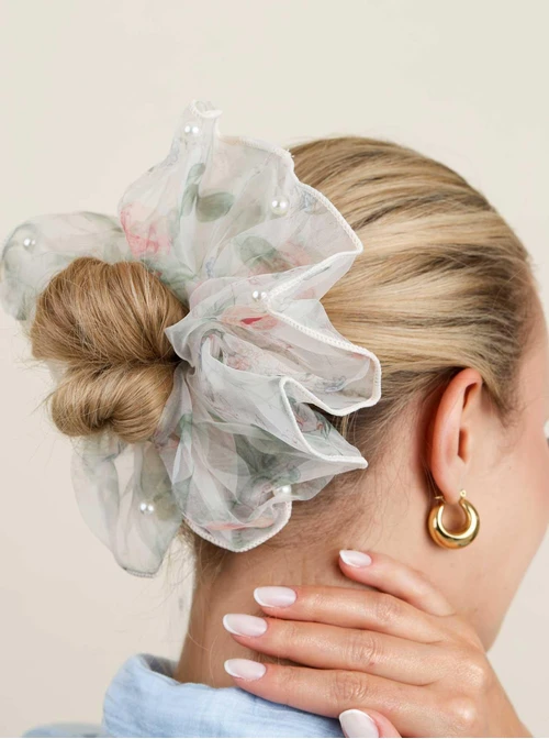Gumka do włosów typu scrunchie - biała w drobny kwiatowy wzór z perełkami, O614309P00
