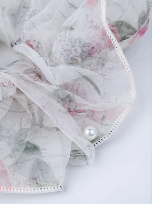 Gumka do włosów typu scrunchie - biała w drobny kwiatowy wzór z perełkami, O614309P00