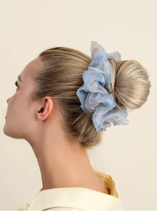 Gumka do włosów typu scrunchie - błękitna w delikatny kwiatowy wzór, O614323P00