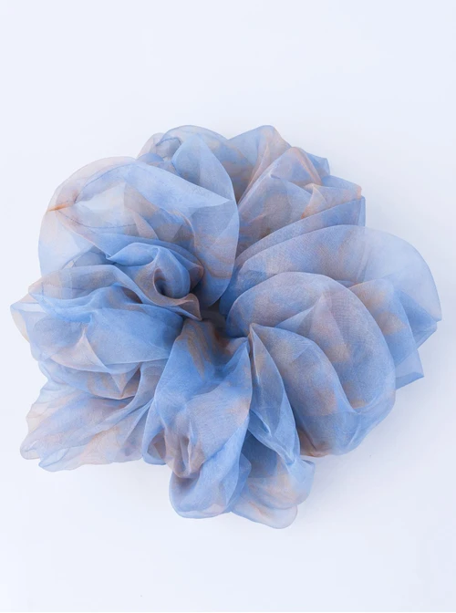 Gumka do włosów typu scrunchie - błękitna w delikatny kwiatowy wzór, O614323P00