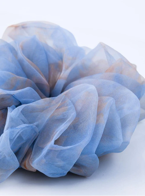 Gumka do włosów typu scrunchie - błękitna w delikatny kwiatowy wzór, O614323P00