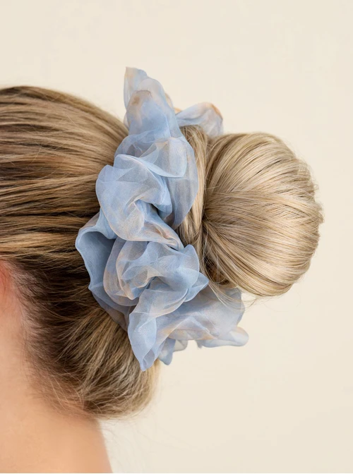 Gumka do włosów typu scrunchie - błękitna w delikatny kwiatowy wzór, O614323P00