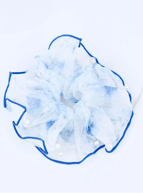 Gumka do włosów typu scrunchie - błękitna w drobny kwiatowy wzór z perełkami, O614310P00
