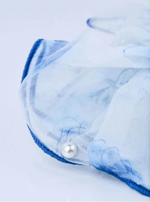 Gumka do włosów typu scrunchie - błękitna w drobny kwiatowy wzór z perełkami, O614310P00