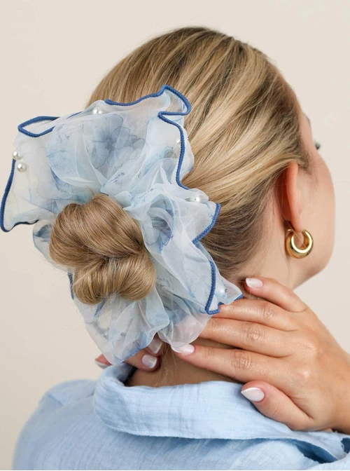 Gumka do włosów typu scrunchie - błękitna w drobny kwiatowy wzór z perełkami, O614310P00