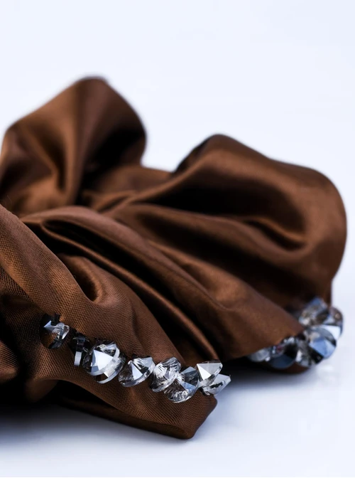 Gumka do włosów typu scrunchie - brązowa z kryształkami, O614307P00