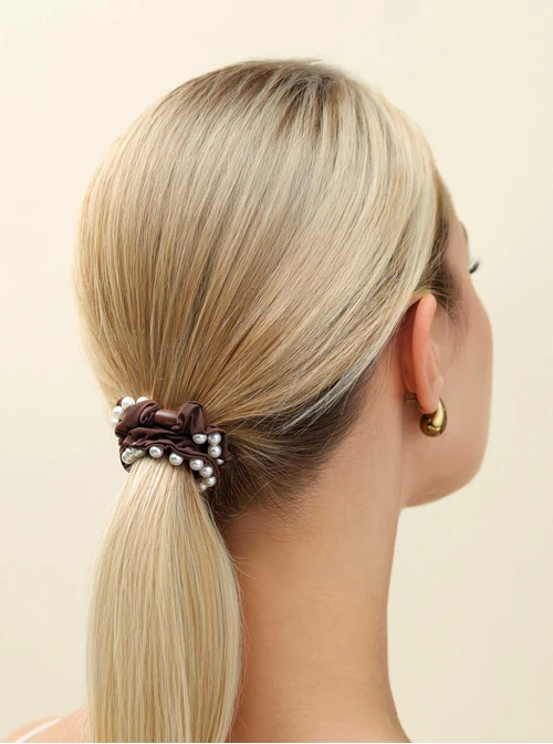 Gumka do włosów typu scrunchie - brązowa z perłami, O614291P00