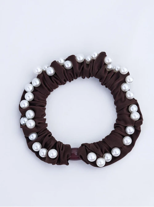 Gumka do włosów typu scrunchie - brązowa z perłami, O614291P00