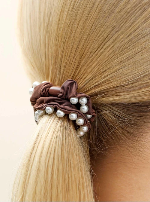 Gumka do włosów typu scrunchie - brązowa z perłami, O614291P00