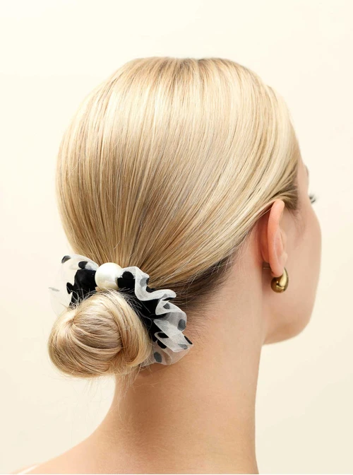 Gumka do włosów typu scrunchie - czarna w grochy z perłą, O614284P00