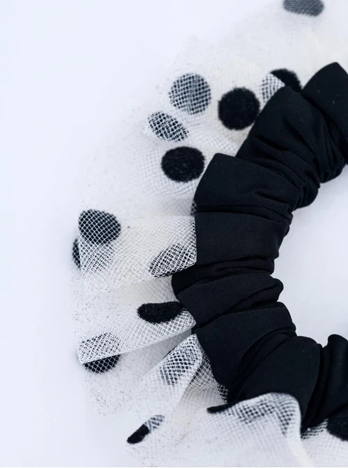 Gumka do włosów typu scrunchie - czarna w grochy z perłą, O614284P00