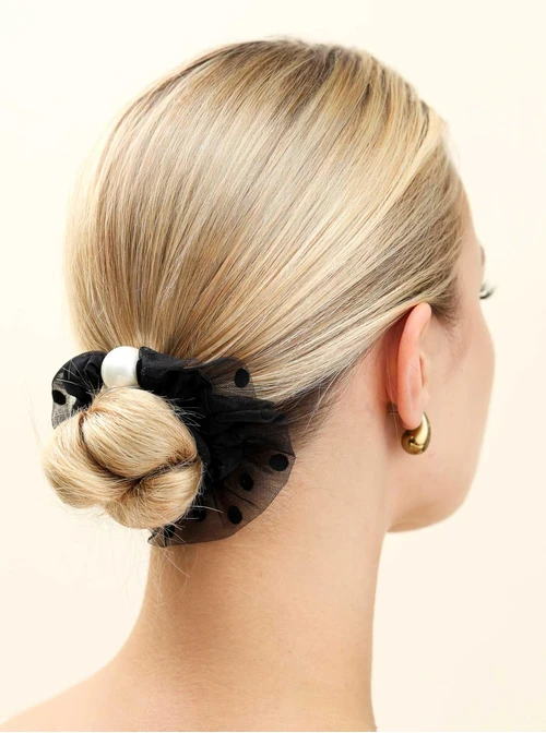 Gumka do włosów typu scrunchie - czarna w grochy z perłą, O614287P00
