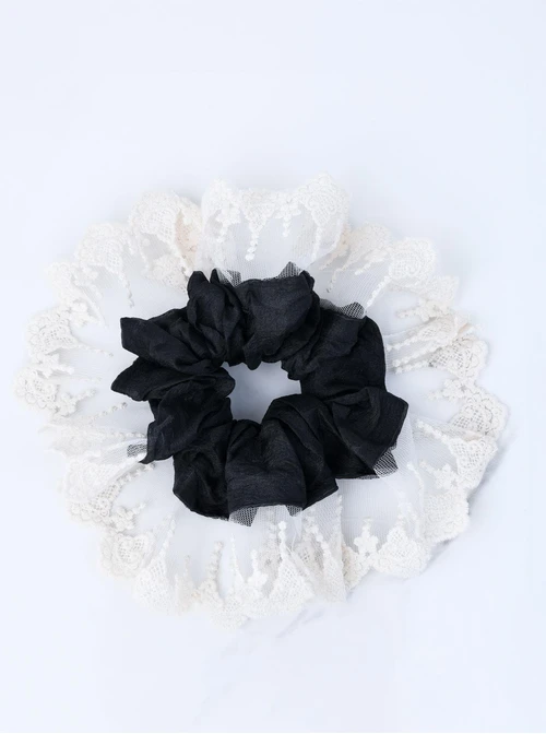 Gumka do włosów typu scrunchie - czarna z jasną koronką, O614330P00