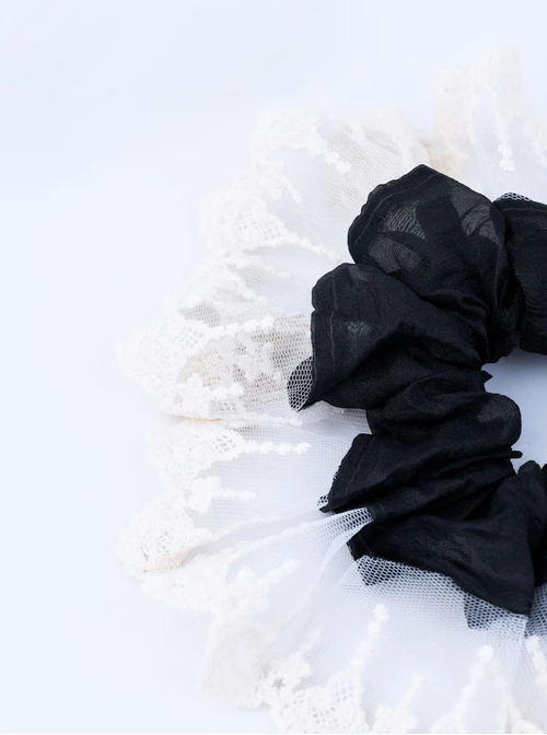 Gumka do włosów typu scrunchie - czarna z jasną koronką, O614330P00