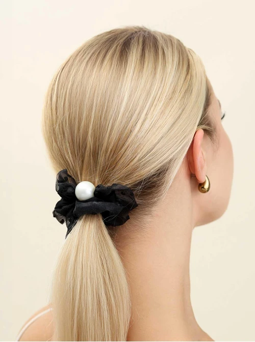 Gumka do włosów typu scrunchie - czarna z tiulem i perłą, O614285P00