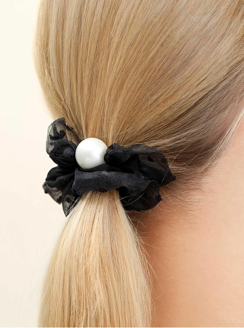 Gumka do włosów typu scrunchie - czarna z tiulem i perłą, O614285P00
