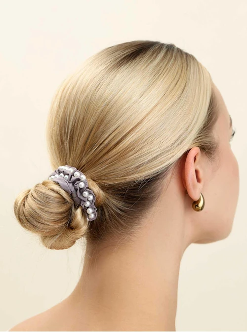 Gumka do włosów typu scrunchie - fioletowo-szara z perłami, O614289P00