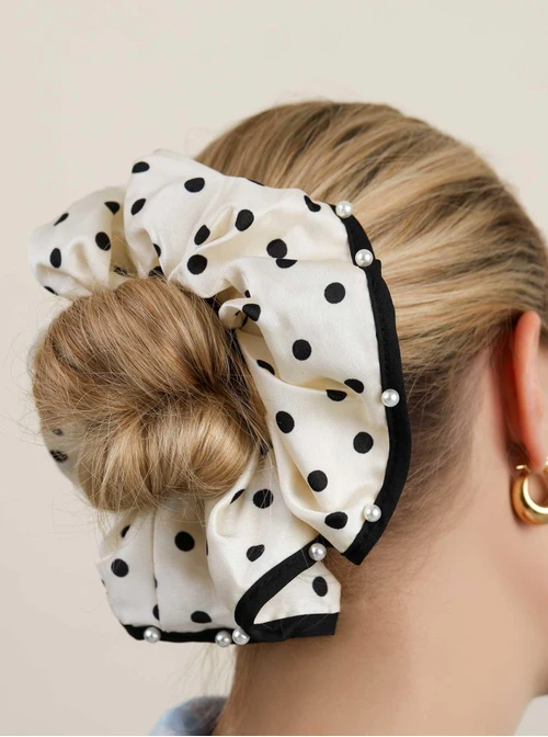Gumka do włosów typu scrunchie - kremowa w czarne kropki z perełkami, O614320P00